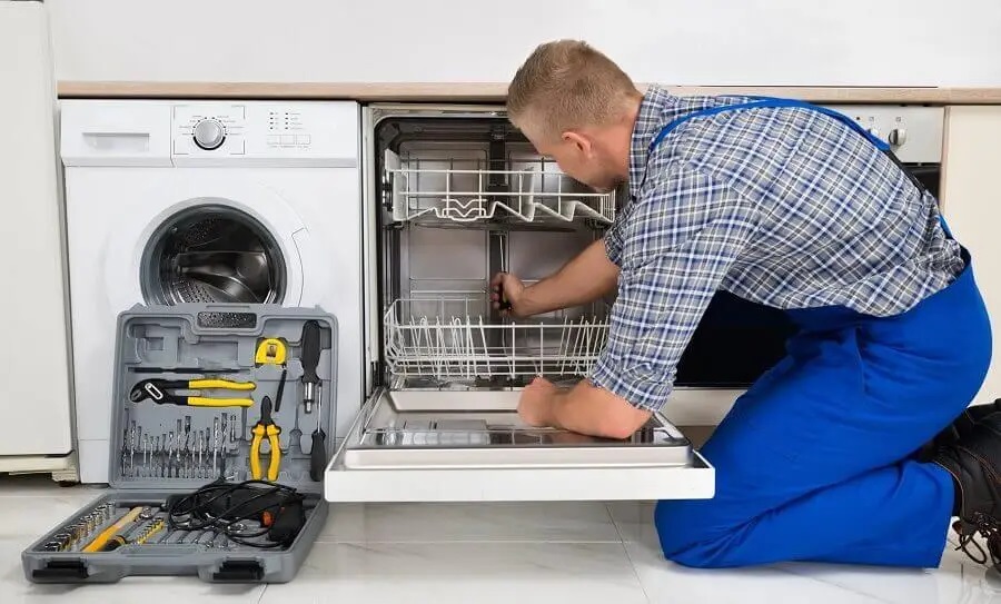 Gümüşova Daikin servisi teknisyen ekibi beyaz eşya tamiri yaparken